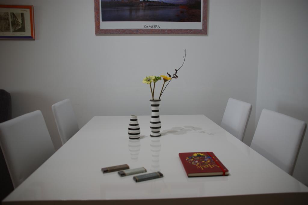 Apartamentos La Muralla Zamora Ruang foto